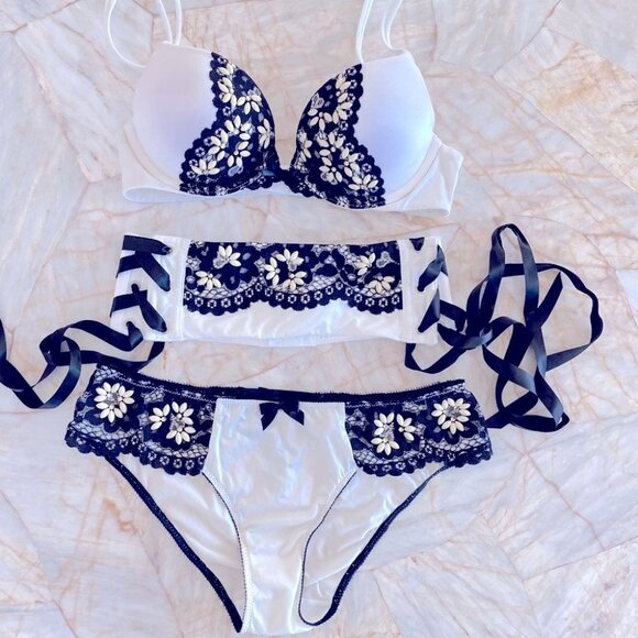 Rare VS Very Sexy Crochet Lace Embellished Floral 32B Bra GarterPanty Small